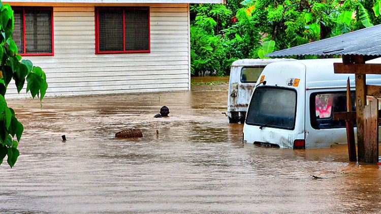 Water levels got pretty high - some locals saw the upside. Honiara, 4 April 2014 (Courtesy T. Bansby)